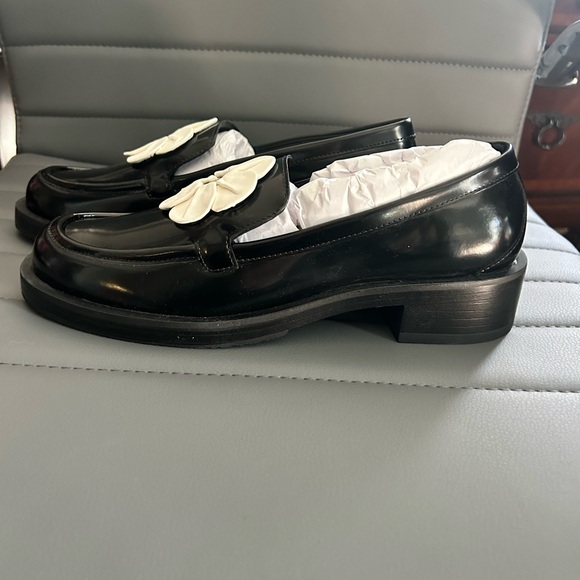 Stuart Weitzman Black Flats with Cream Floral Detail - Picture 3 of 5